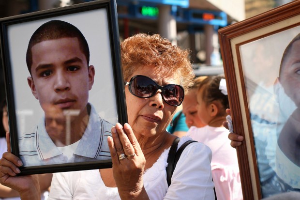 Family and friends protest shooting deaths in Nogales, Son.